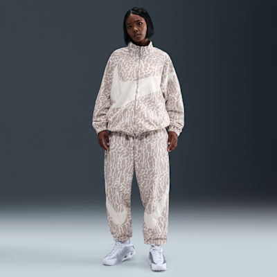 (取寄) ナイキ レディース スポーツウェア トレンド ウーブン ヘリテージ オール オーバー プリント パンツ Nike women Sportswear Trend Woven Heritage All Over Print Pants Black/Black Nike Sportswear Women's Woven Printed Pants. Nike.com